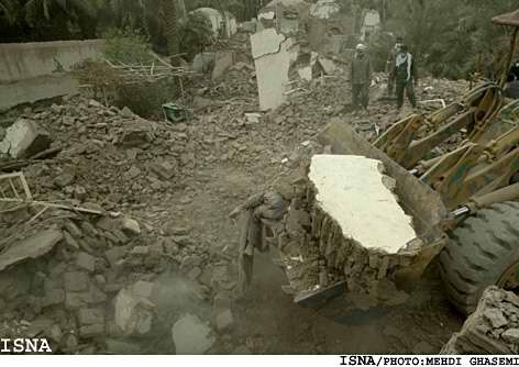 فاجعه آواربرداری پس از زلزله در بم. یک لودر، یک تل خاک، دو پای آویزان